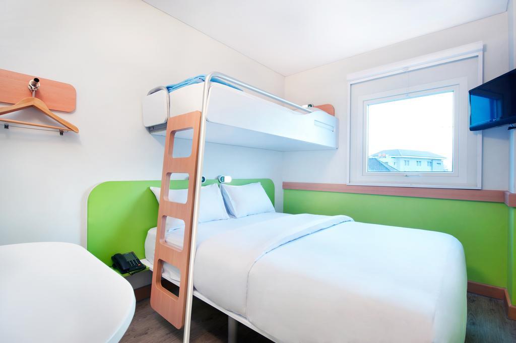 Ibis Budget Semarang Tendean Bilik gambar